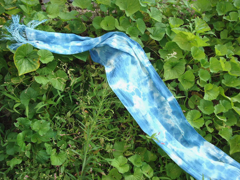 クイーンズの工房で発酵建てにより染められた淡い藍色