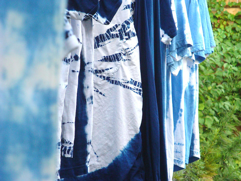 絞り染めによる藍染めの模様
