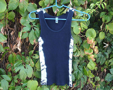 伝統的な絞り技法を用いた天然藍染めタンクトップ